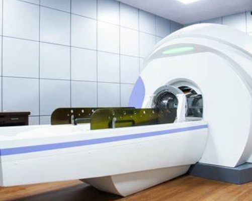 伽馬刀：精確放射外科手術(shù)設(shè)備，通過伽馬射線聚焦治療腦部病變